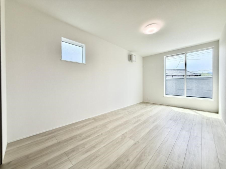 �Q�� �������V���v���ȋ�ԂŁA���[�t���x�b�h��f�X�N�ȂǁA���@�\�ȉƋ�����p���₷���ł�