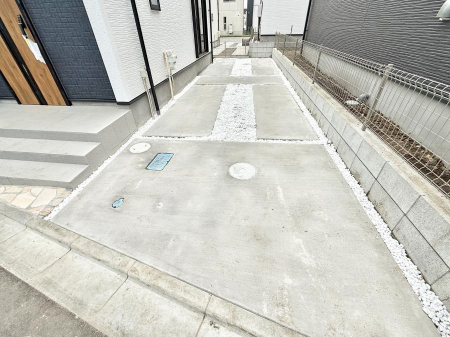  �O�ρ�����ɂ��钓�ԃX�y�[�X�Ȃ̂ň��S�ł���