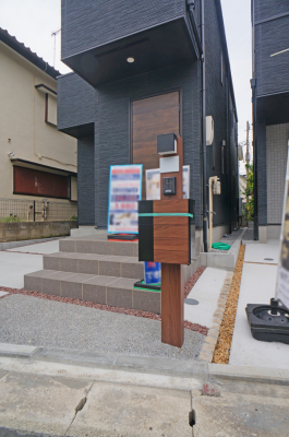 玄関 外観■ 家族とゲストをやさしく迎える、心温まる玄関