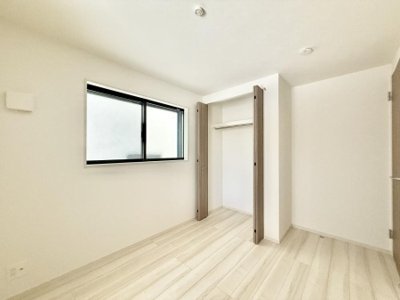 �Q�� �������V���v���ȋ�ԂŁA���[�t���x�b�h��f�X�N�ȂǁA���@�\�ȉƋ�����p���₷���ł�