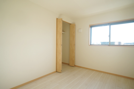 寝室 内装■シンプルな空間で、収納付きベッドやデスクなど、多機能な家具を活用しやすいです