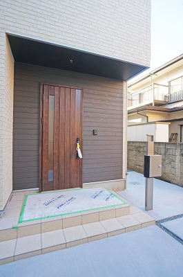 玄関 外観■ シンプルで美しく、住まいの第一印象を彩る玄関です