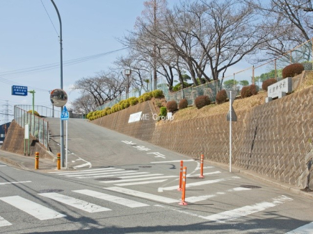 周辺環境 中学校 1580m 伊勢原市立成瀬中学校